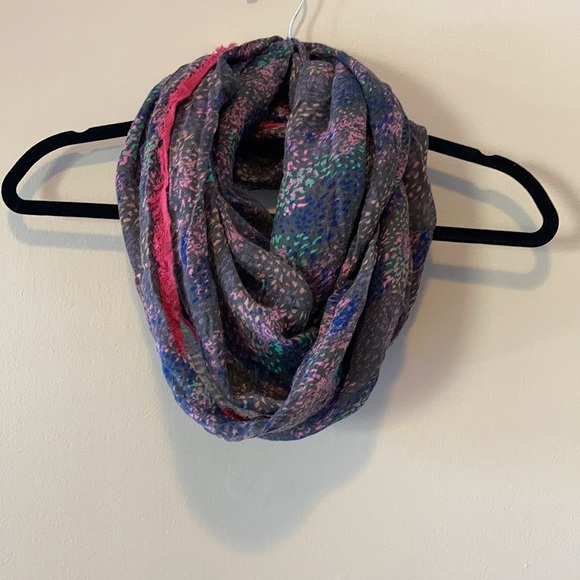 American Eagle, Infinity Scarf, Circle, Grey Print - Picture 2 of 6